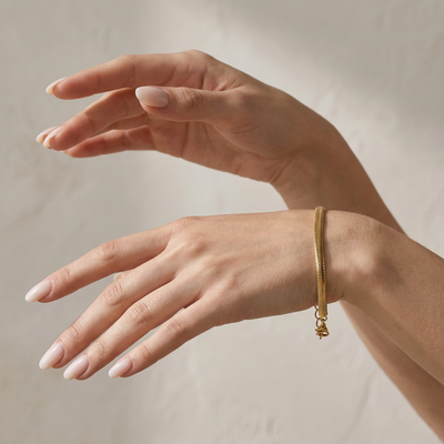 Minimal gold everyday bracelet – side view by Ozel
