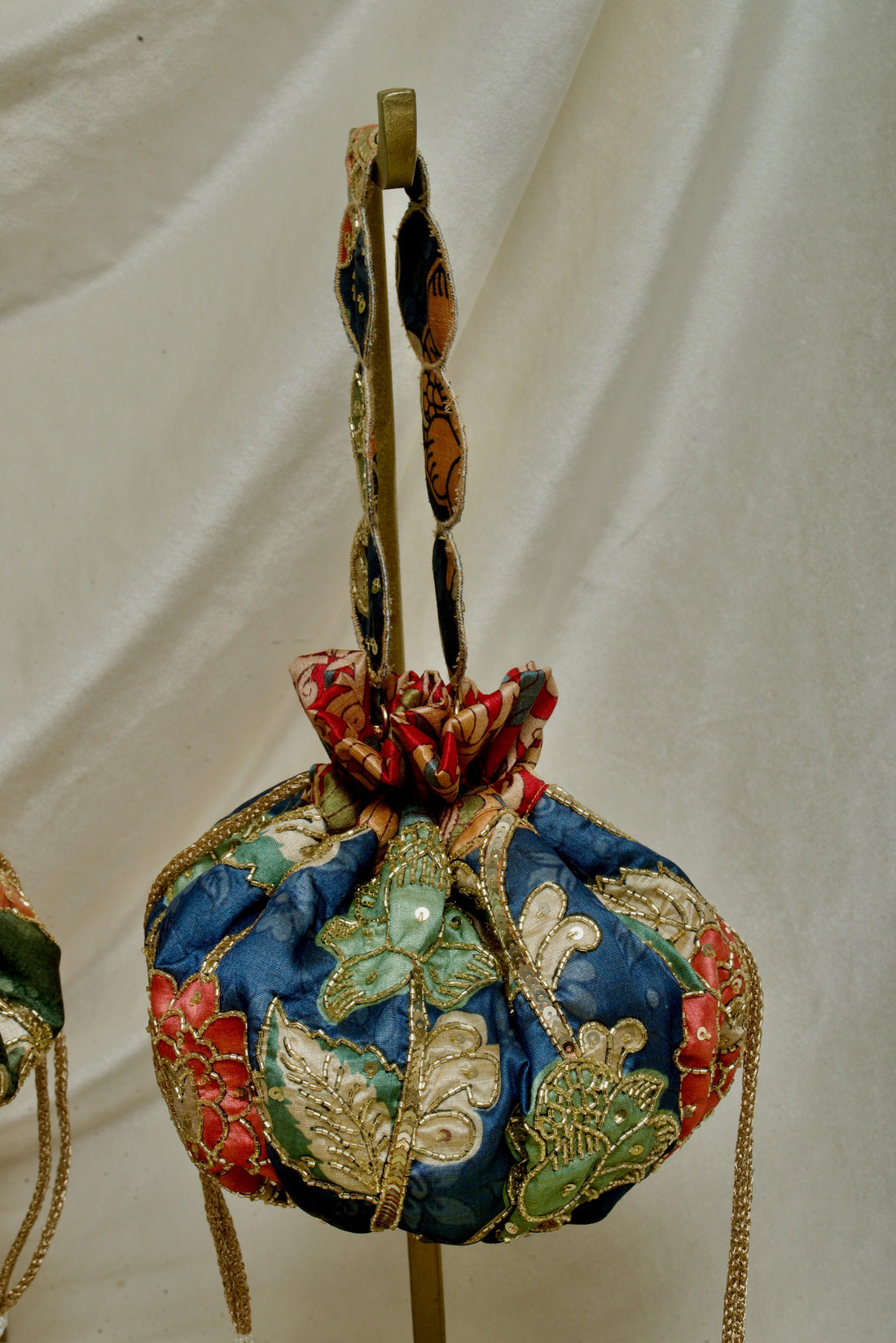 Kalamkari gol potli tassel detail — Ozel