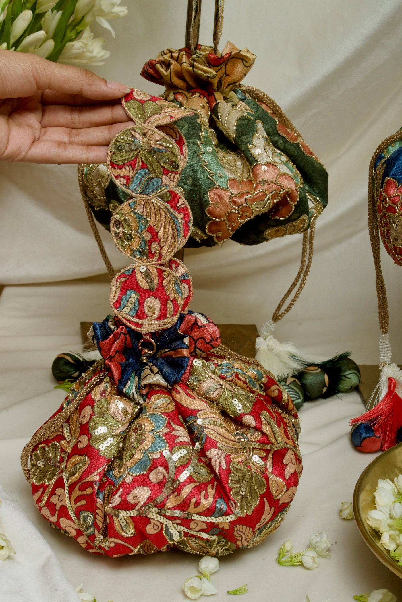 Top view of Kalamkari gol potli drawstring — Ozel