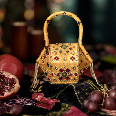 Top view of Patola nano bag closure — Ozel