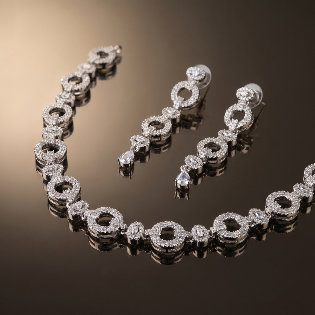 Aarohi diamond halo set – detail view by Ozel