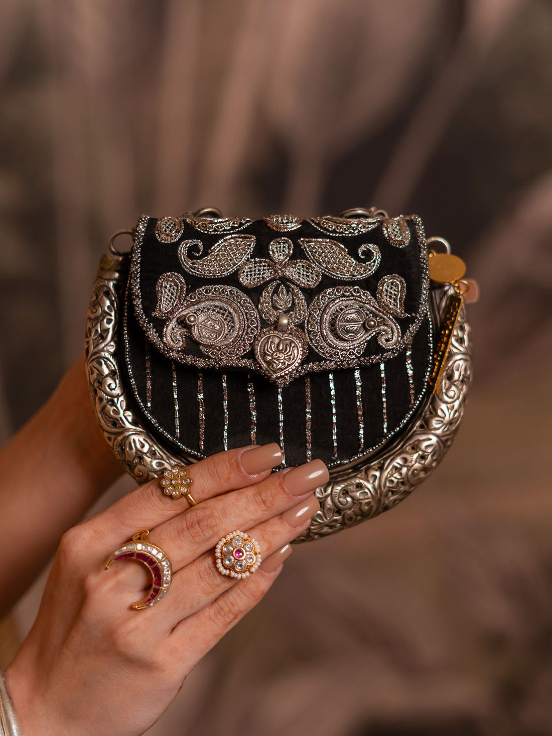 Side view of Amra hasli black clutch with silver-plated handle — Ozel