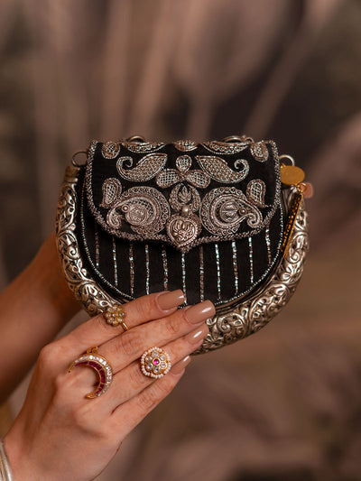 Side view of Amra hasli black clutch with silver-plated handle — Ozel