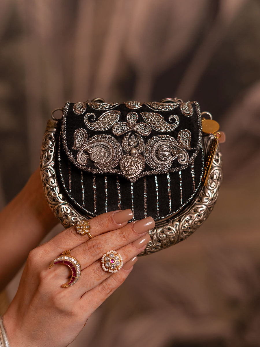 Side view of Amra hasli black clutch with silver-plated handle — Ozel