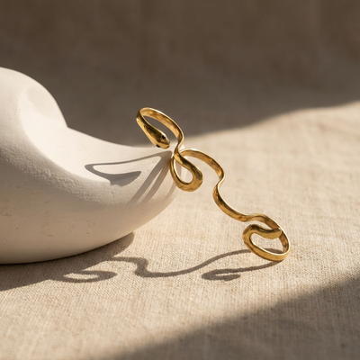 Serpent line ring – sinuous gold detail by Ozel